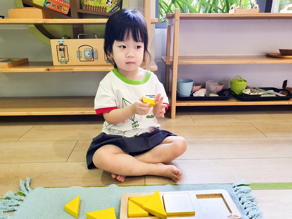 Giúp bé nhanh hòa nhập với lớp cùng Montessori