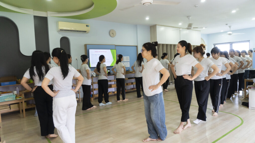 Buổi tập huấn hàng tuần phương pháp Montessori tại trường mầm non song ngữ ở Thủ Đức, một trong top 5 trường mầm non tốt nhất khu vực.