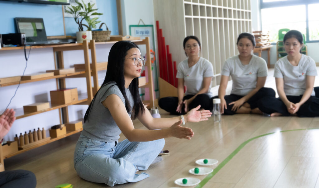 Buổi tập huấn hàng tuần phương pháp Montessori tại trường mầm non song ngữ ở Thủ Đức, một trong top 5 trường mầm non tốt nhất khu vực.