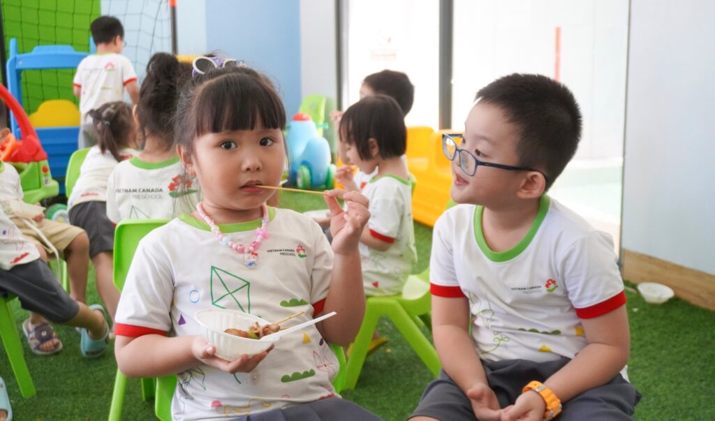 Trải nghiệm buffet phong cách ẩm thực Việt Nam của các bé tại trường montessori Vietnam Canada Preschool