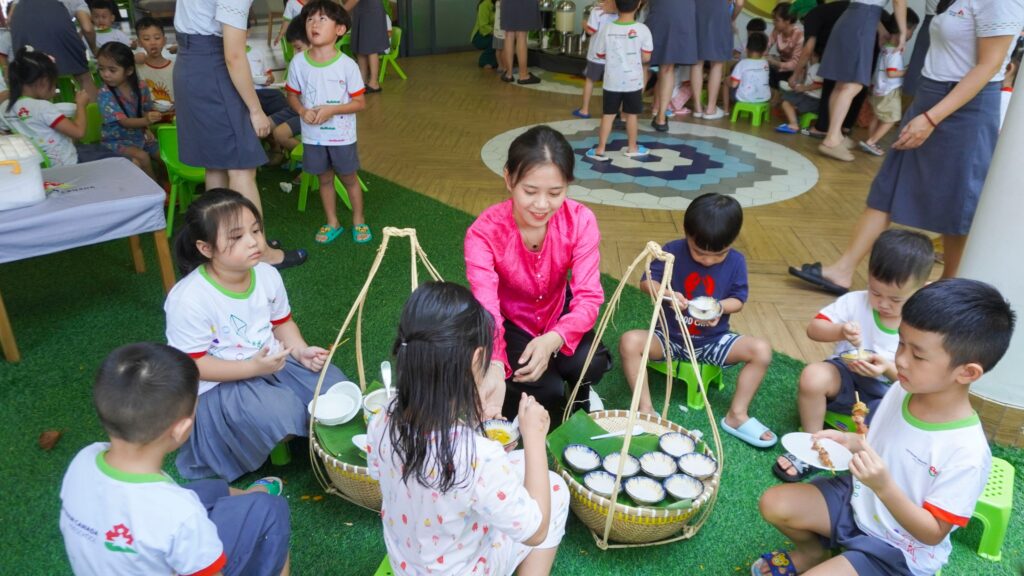 Trải nghiệm buffet phong cách ẩm thực Việt Nam của các bé tại trường montessori Vietnam Canada Preschool