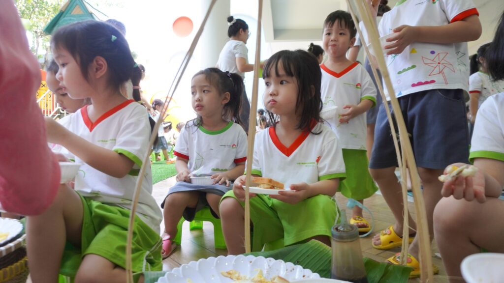 Trải nghiệm buffet phong cách ẩm thực Việt Nam của các bé tại trường montessori Vietnam Canada Preschool