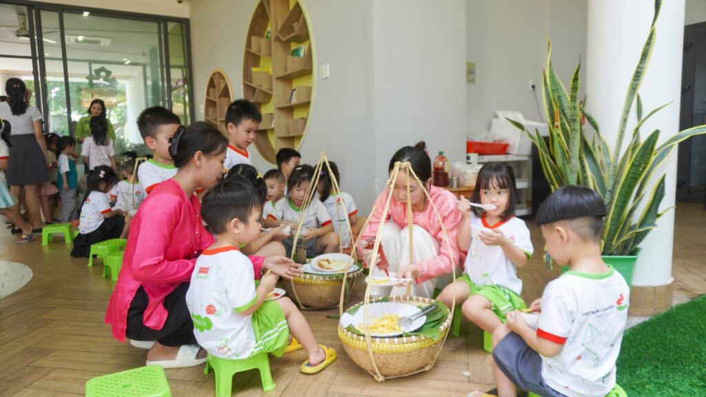 Trải nghiệm buffet phong cách ẩm thực Việt Nam của các bé tại trường montessori Vietnam Canada Preschool