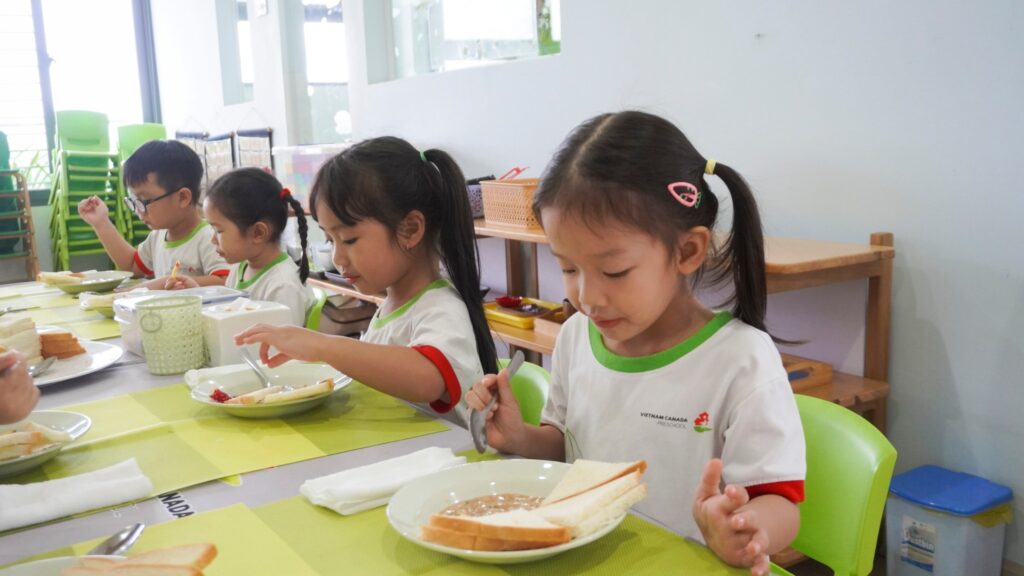 Chế độ dinh dưỡng cực tốt tại trường mầm non Montessori Vietnam Canada Preschool tại thủ đức