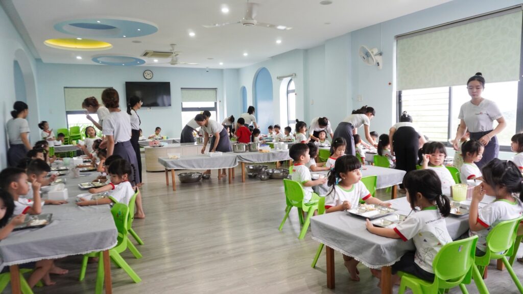 Chế độ dinh dưỡng cực tốt tại trường mầm non Montessori Vietnam Canada Preschool tại thủ đức